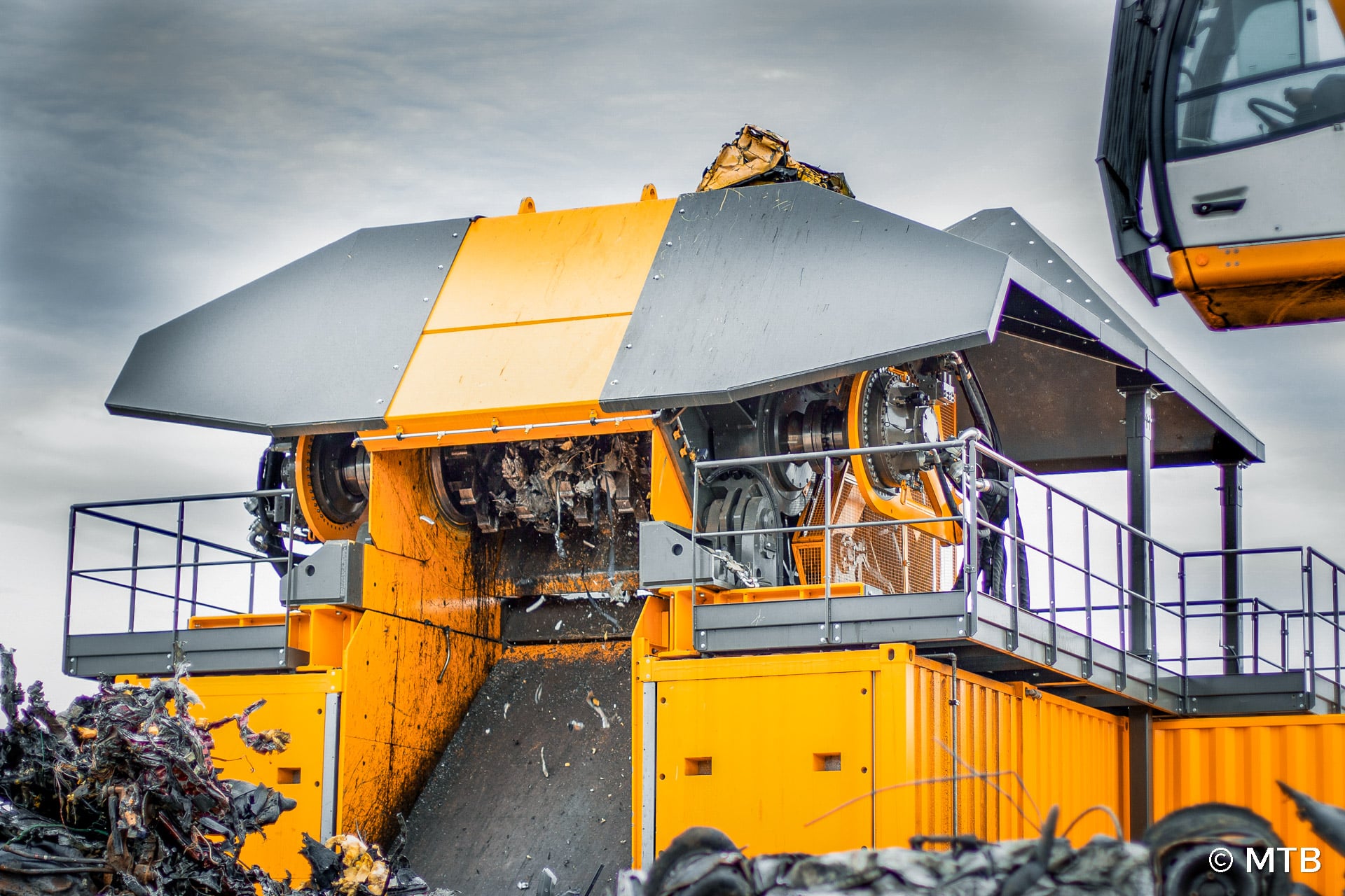 Pre-shredder for processing unshreddable waste