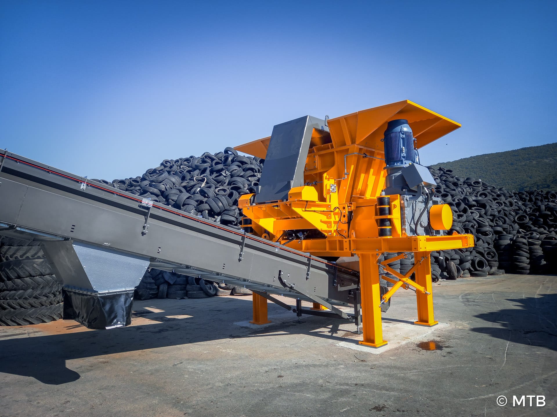 Tire recycling rotary shears